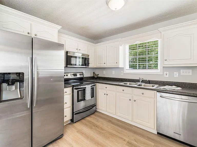 108 Lakeview Dr — Photo 3