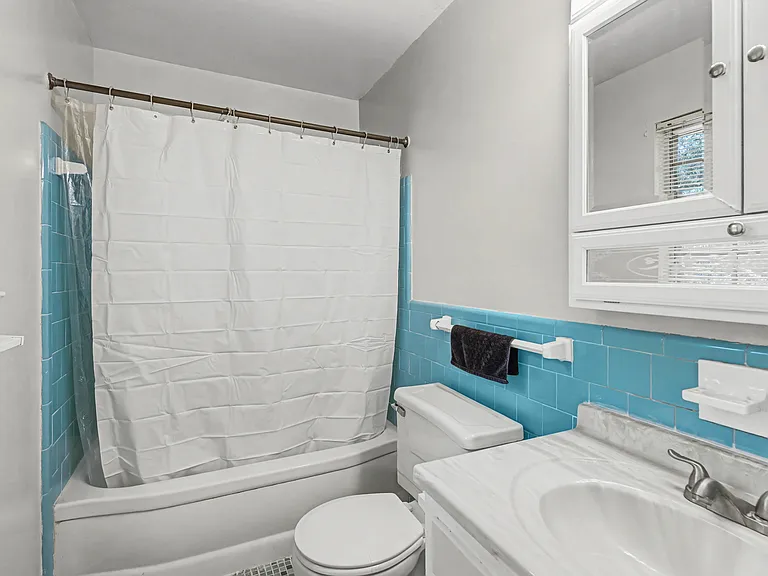 54 N University Blvd — Photo 12