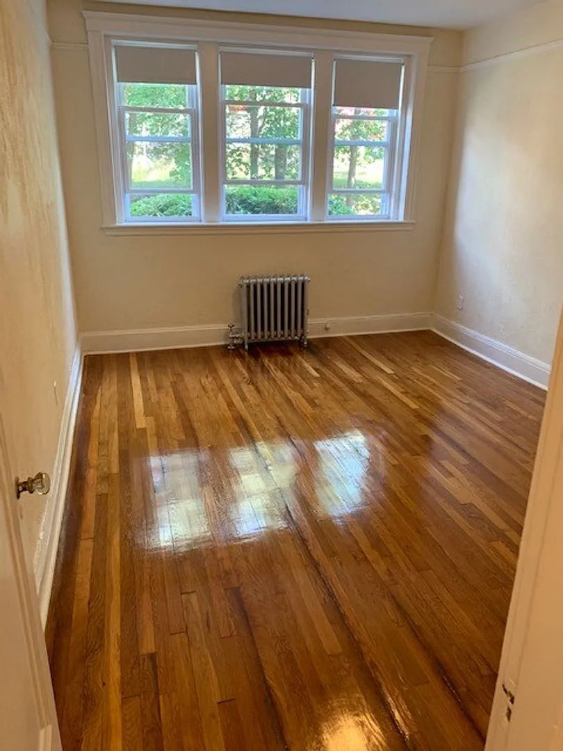 12/4 NO FEE! Spacious 2BR in elevator building, reno. kitchen — Photo 1