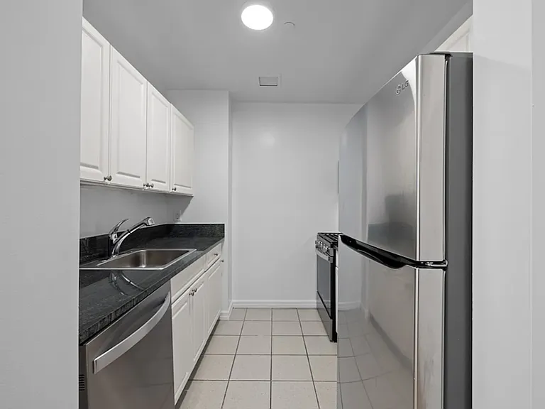 520 W 48th St #6K — Photo 5