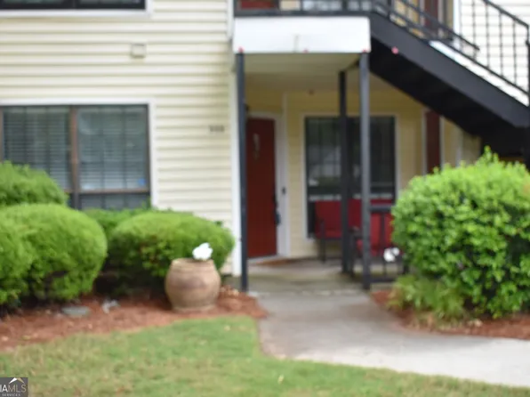 555 Windchase Ln, Stone Mountain, GA 30083