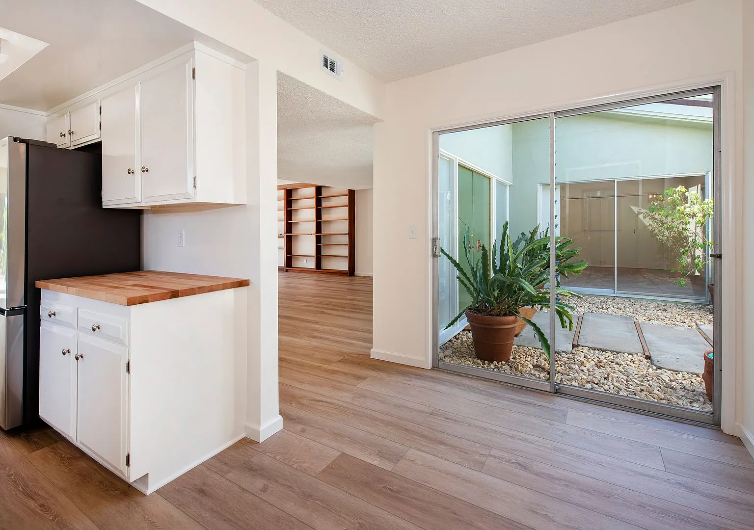 Spacious Single-Level Home in Bel Air Knolls — Photo 4