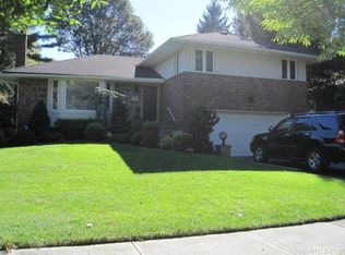 27 Lark Dr, Woodbury, NY