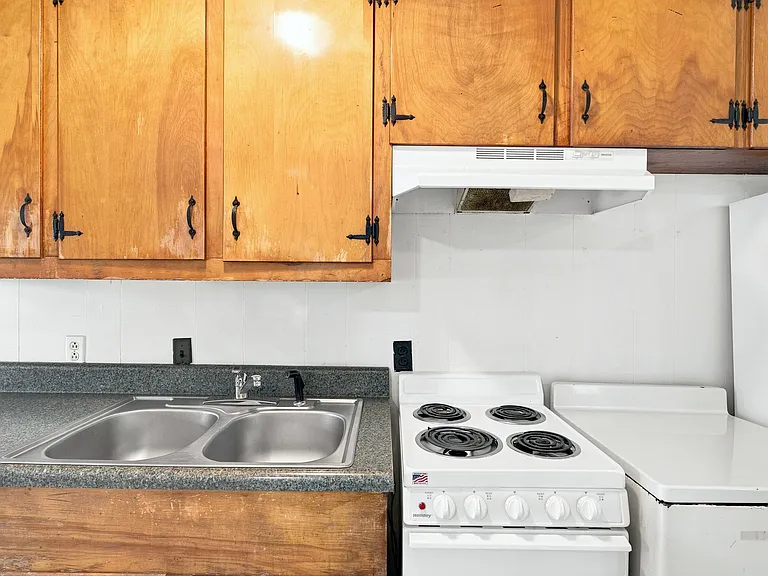 1300 Lola Ave — Photo 11