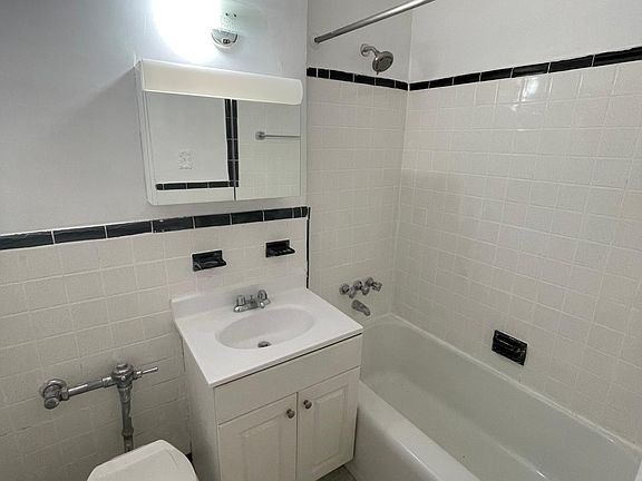 4th image of 1750 E 14th St APT 3D