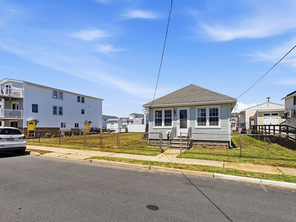 1st image of 707 W Maple Ave