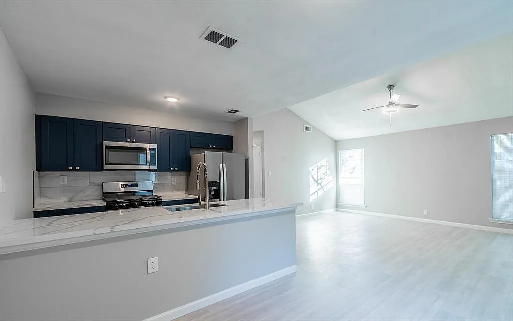 2 bed, 2.0 bath, 905 sqft, $2,050 — Photo 3