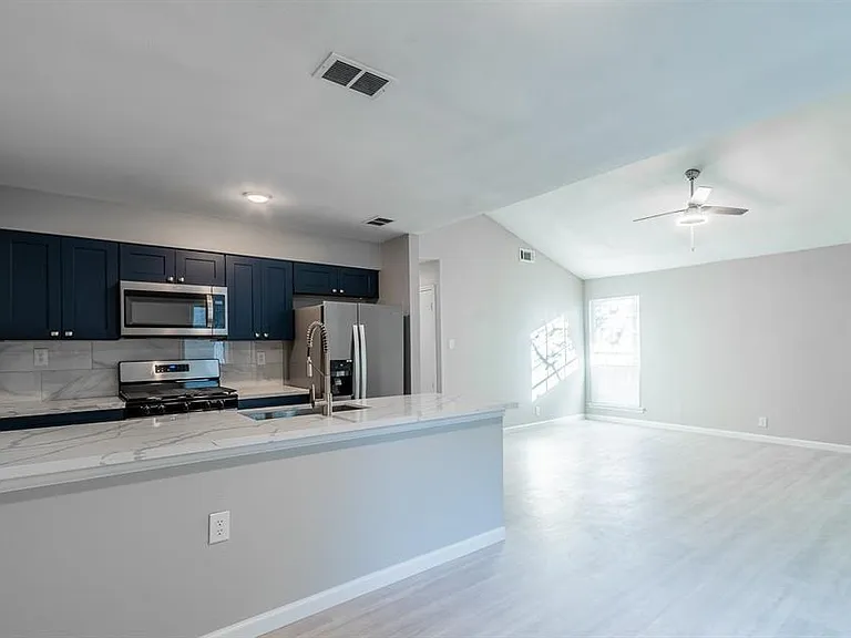 915 Sirocco Dr #B — Photo 3