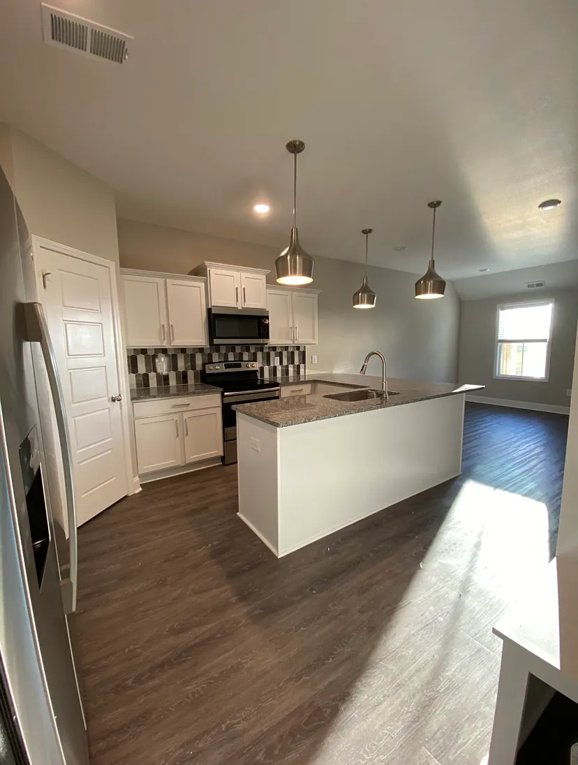 1040 Glenkirk Drive - D — Photo 3