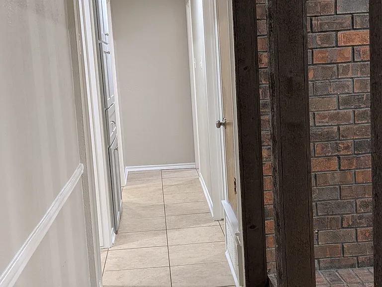 HALLWAY TO THE BEDROOMS