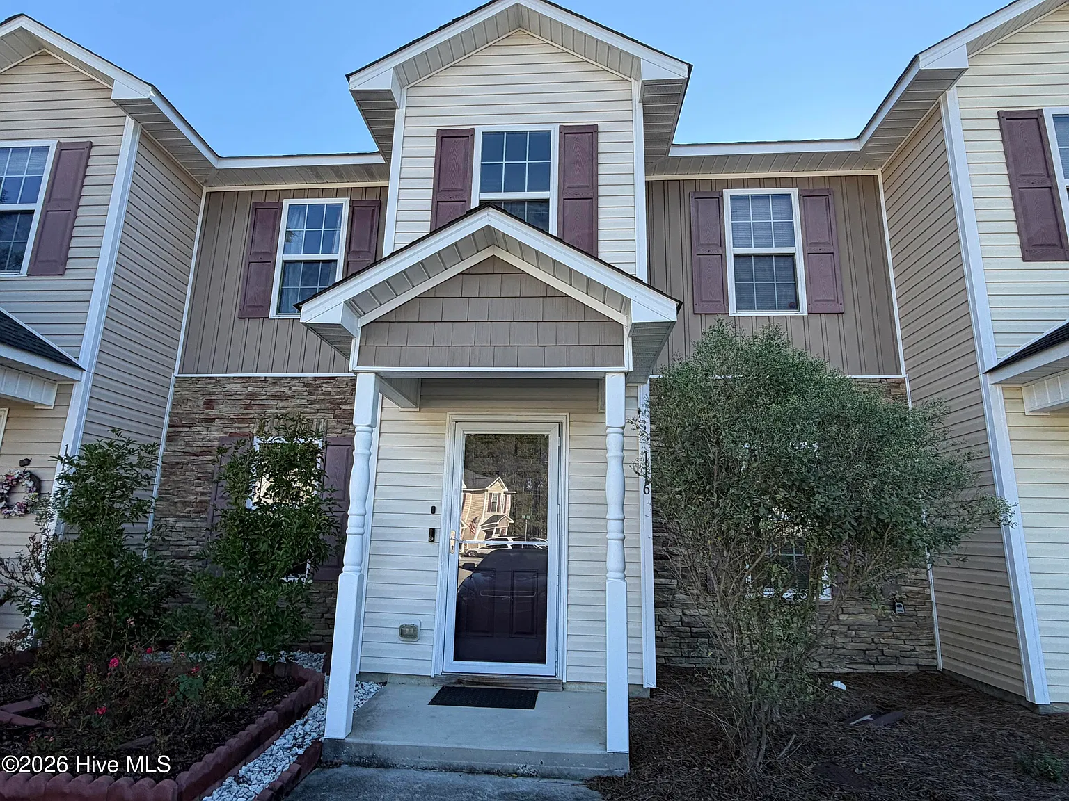 2 bed, 2.5 bath, 1220 sqft, $1,450 — Photo 1