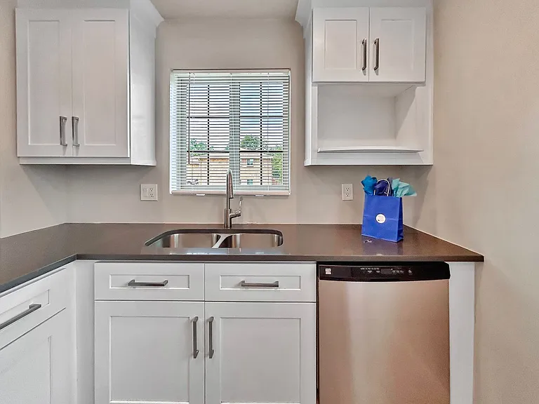 Sloan's Lake: 2-Bedroom Unit With High-End Finishes — Photo 12