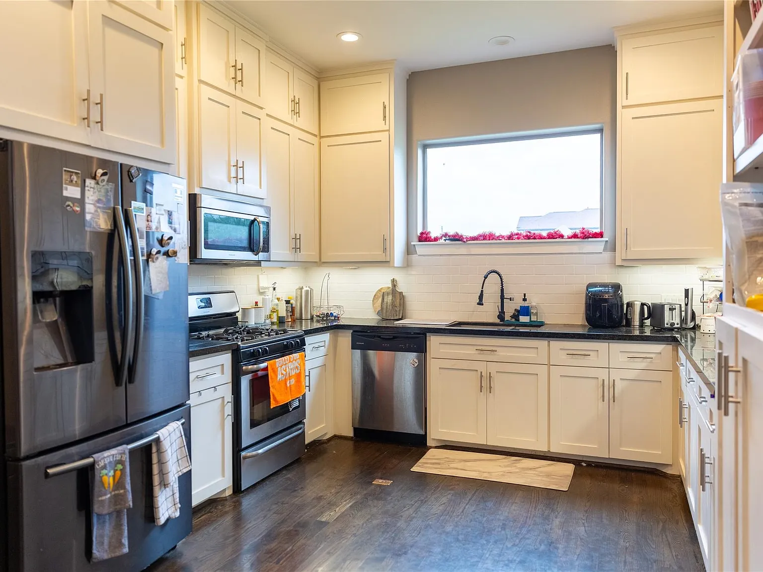 3 bed, 3.5 bath, 2090 sqft, $2,600 — Photo 2