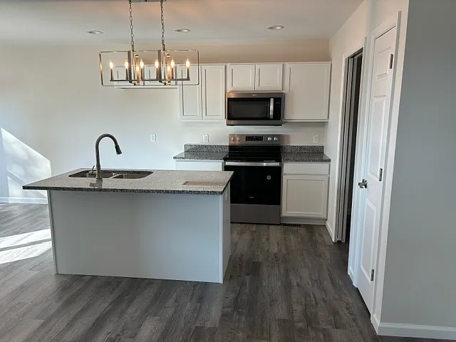 3 bed, 1250 sqft, $1,900 — Photo 2