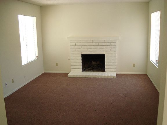 3rd image of 40444 Poppy Dr