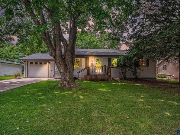715 N Catherine Ave, Madison, SD 57042