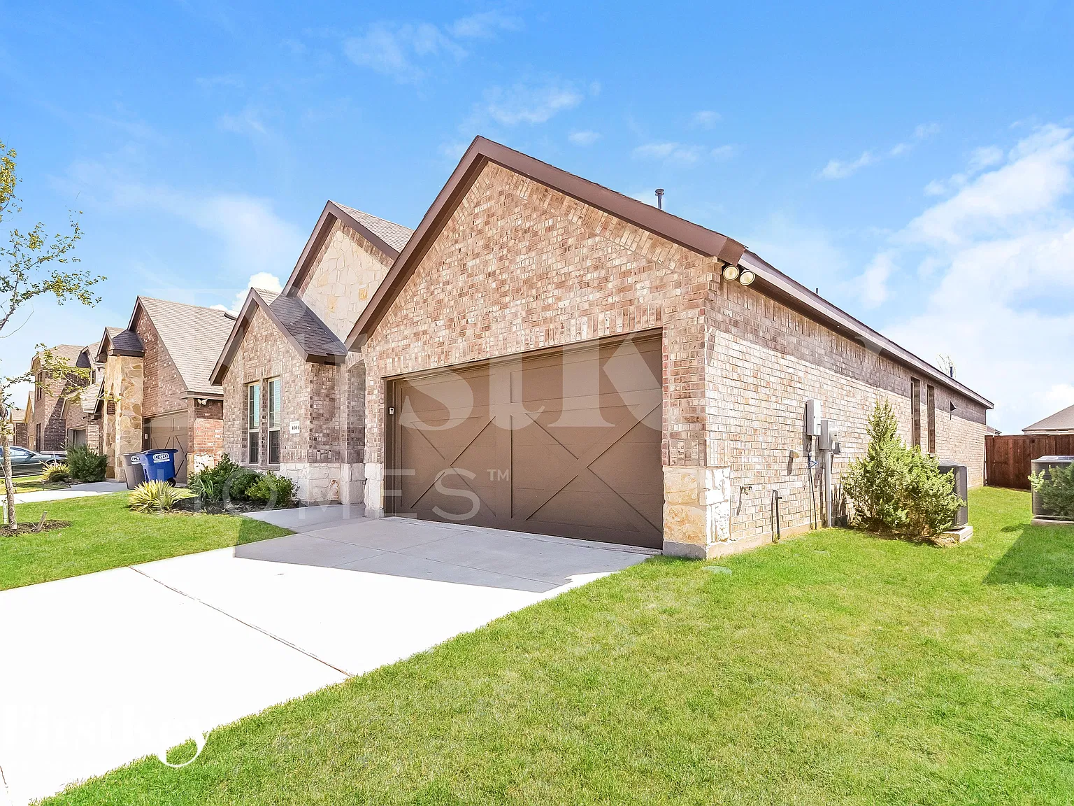 4 bed, 2.0 bath, 2155 sqft, $2,105 — Photo 2