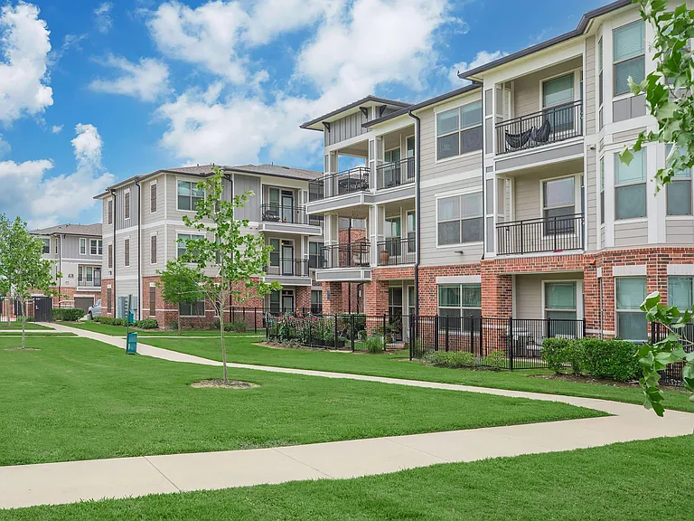 Residence at Oakmont Apartments — Photo 17