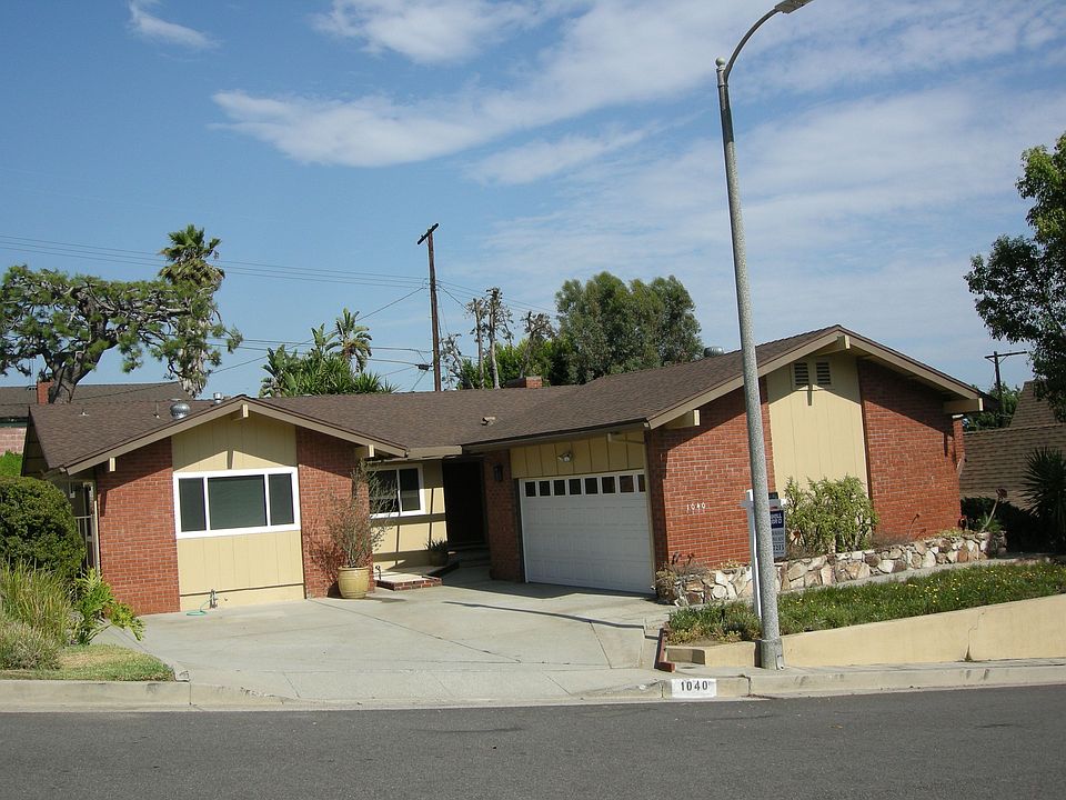 Front of house $2900 a month
