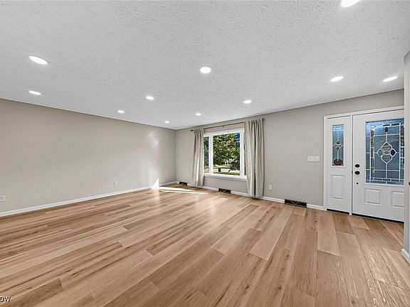 4th image of 4139 Beverly Hills Dr