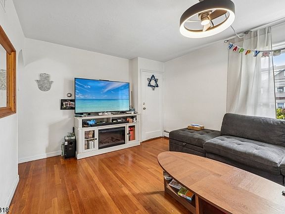 5th image of 15-27 Parmelee Ave