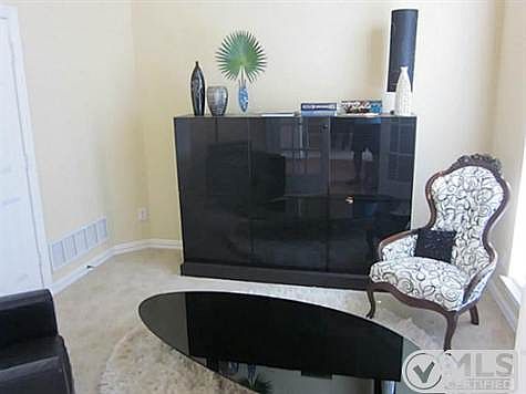 4th image of 906 Troon Cir