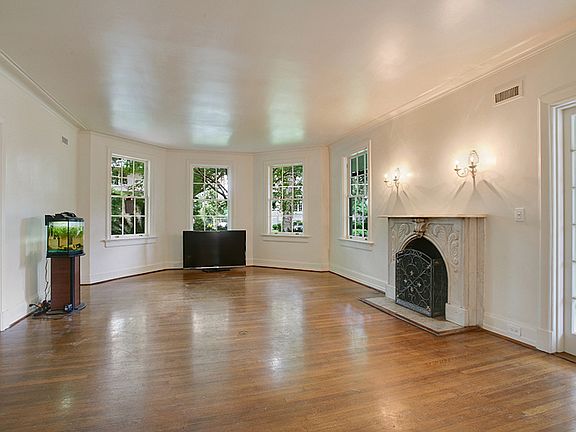 4th image of 16 Newcomb Blvd