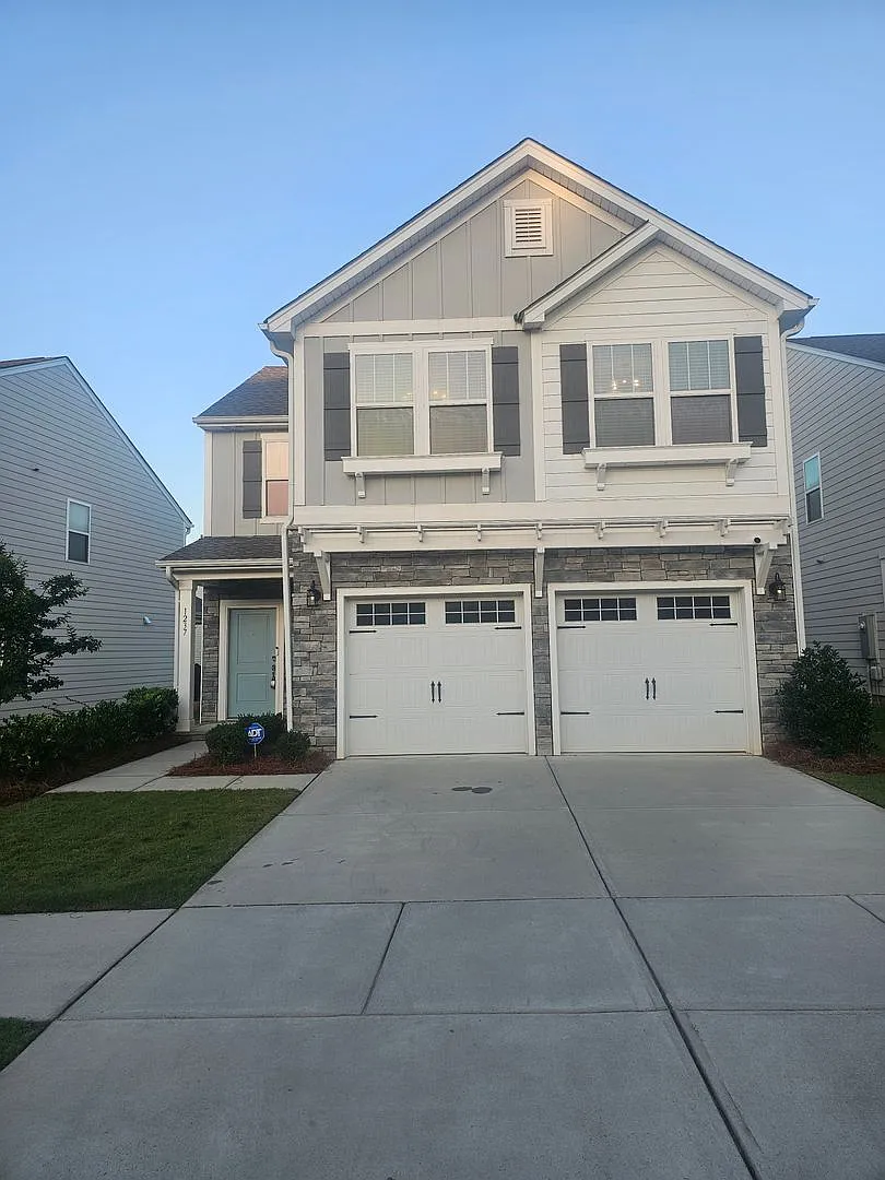 Attractive home in Monroe! LOFT!! Fenced yard — Photo 1