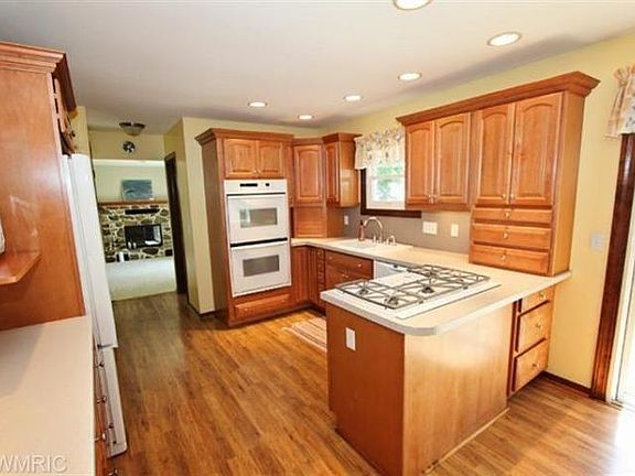 4th image of 2350 W Shore Dr