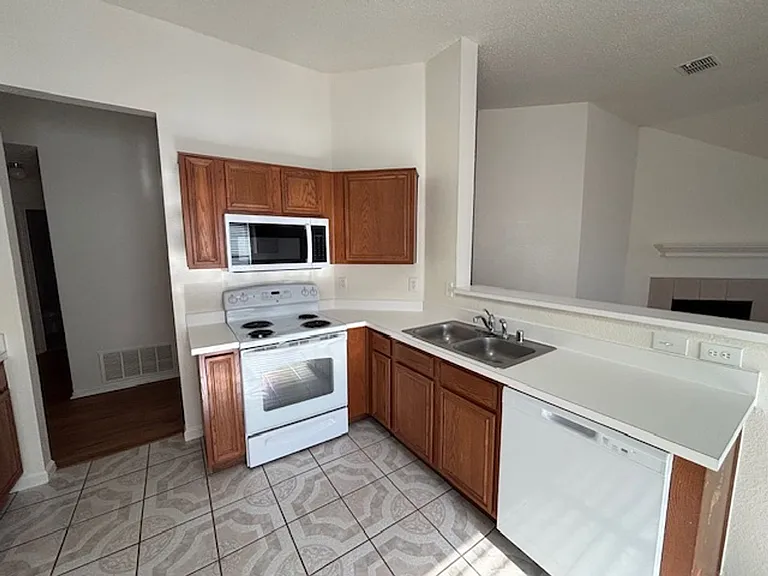 1008 Rock Springs Dr — Photo 6