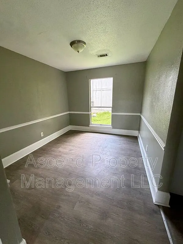 2 bed, 1.0 bath, $950 — Photo 4
