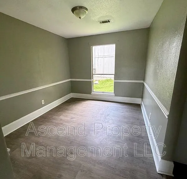 2410 Lyndon Ave #11 — Photo 3