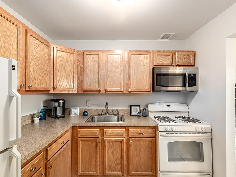 2BR, 1BA (830sqft) - Kitchen (Newport)