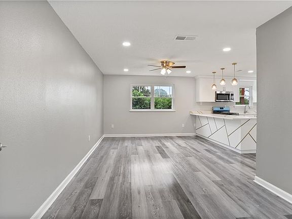 4th image of 1405 Farrington Dr
