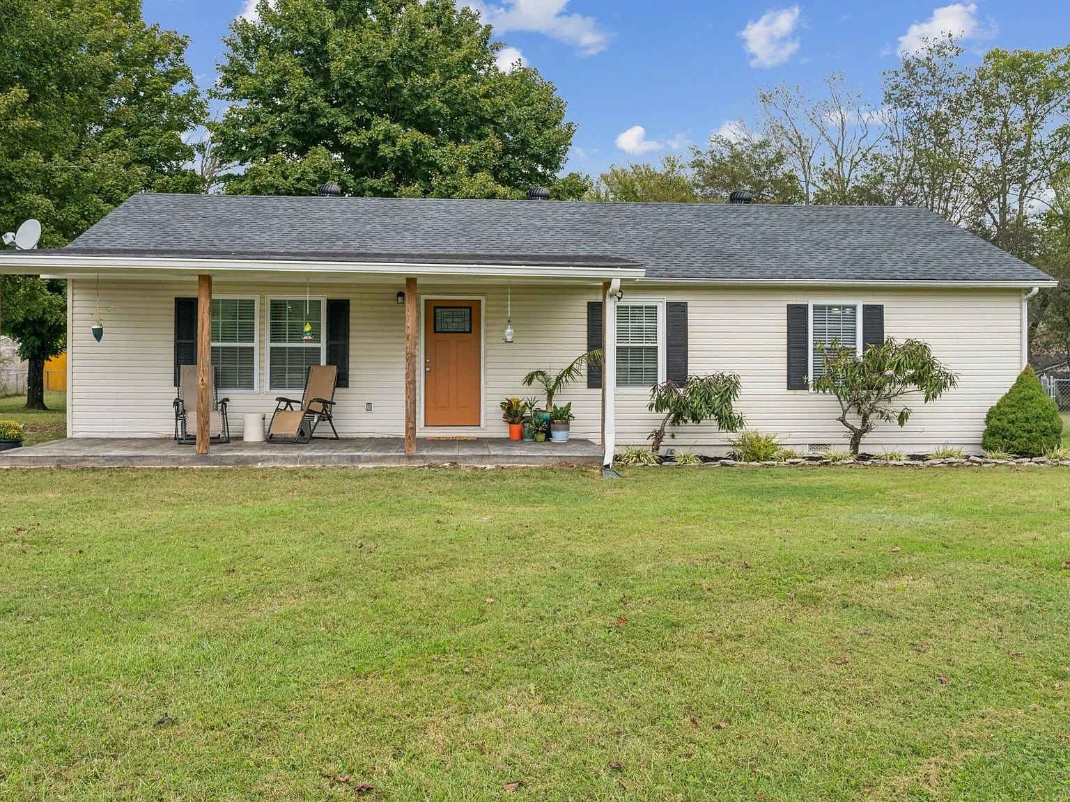 3 bed, 2.0 bath, 1640 sqft, $2,200 — Photo 1