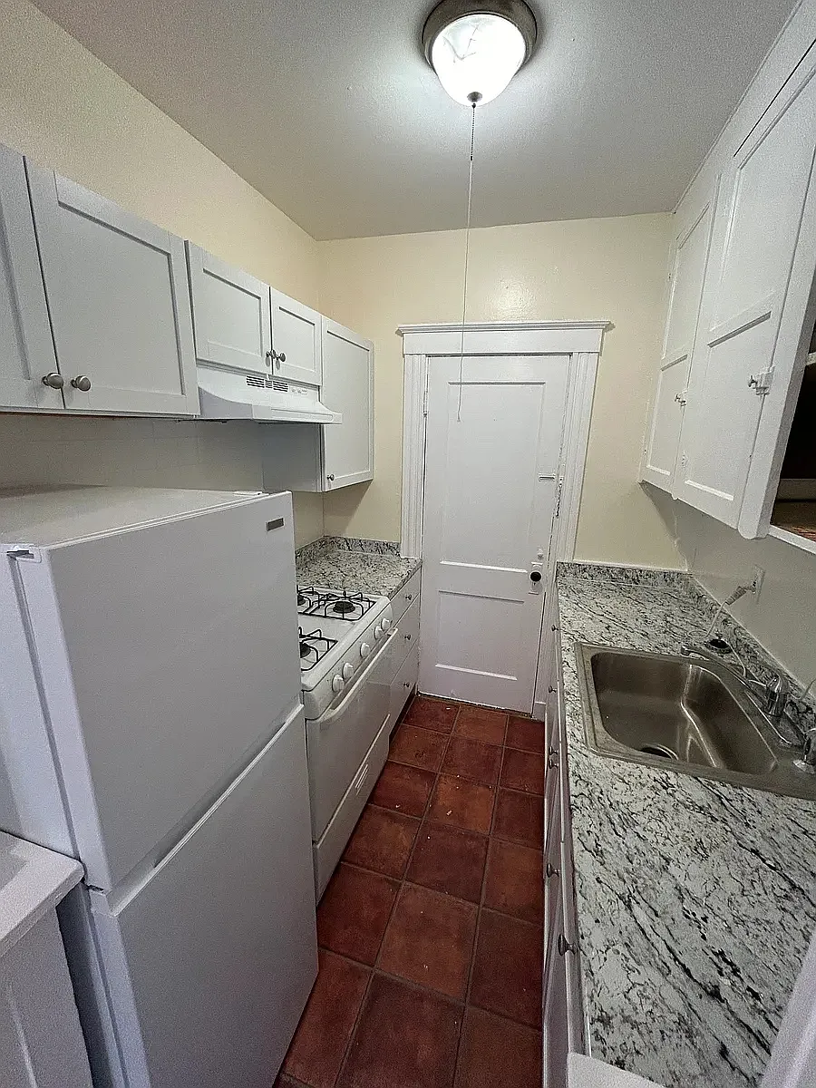 Building Photo - 31 Dennison Ave #10