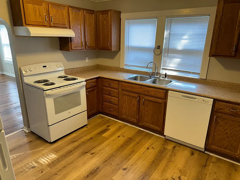 341 E Leland Ave — Photo 5