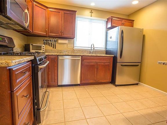 5th image of 12 Holly Ct