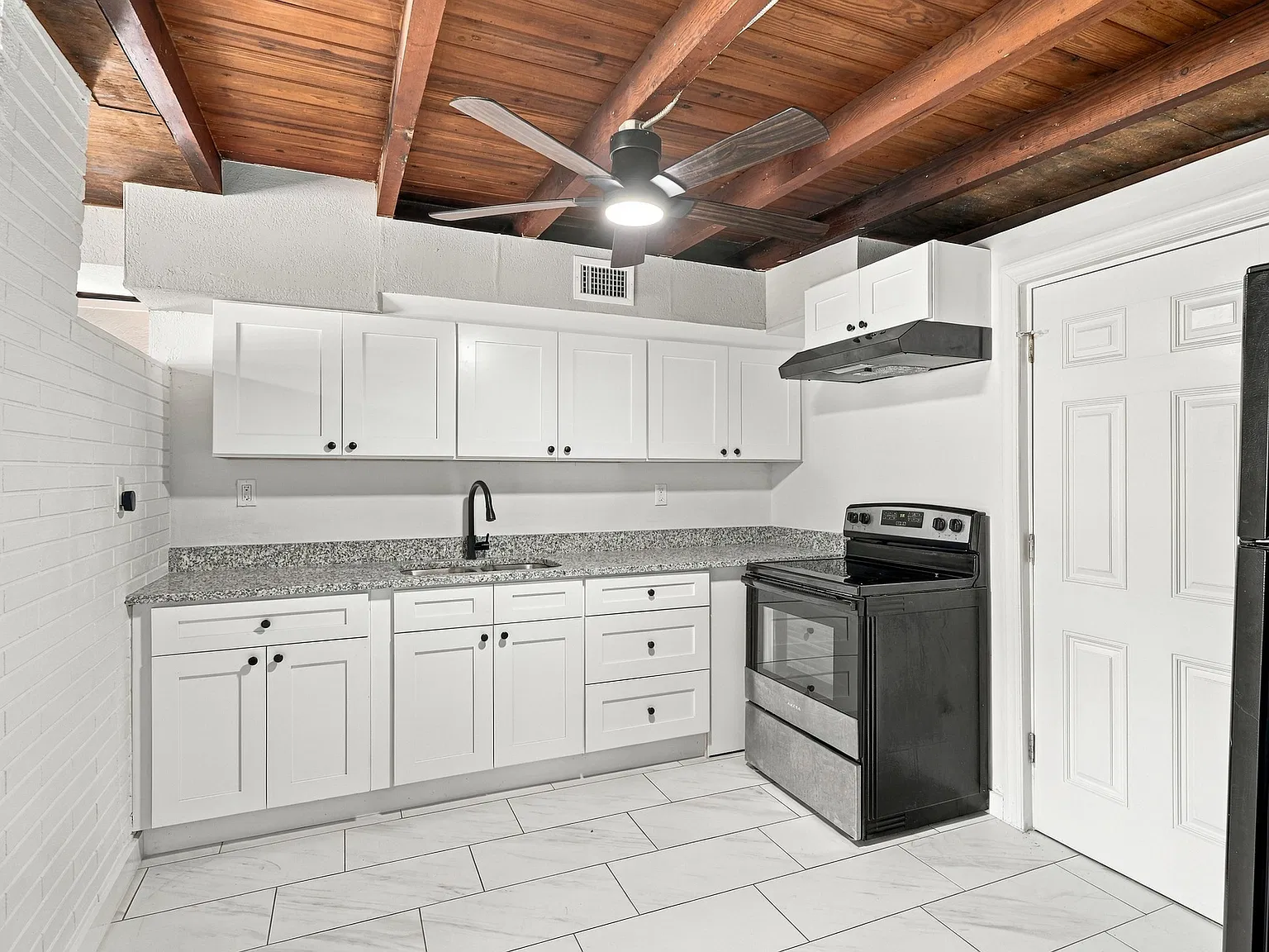 3 bed, 912 sqft, $2,600 — Photo 4