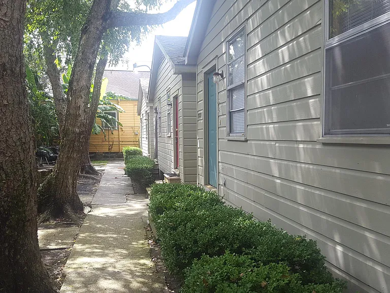 7739 Oak St — Photo 1