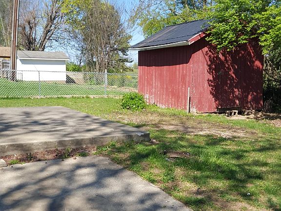 3rd image of 533 Queensway Dr