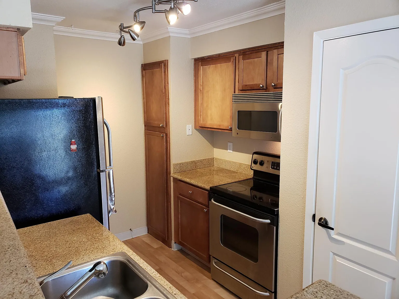 2 bed, 910 sqft, $4,100 — Photo 4