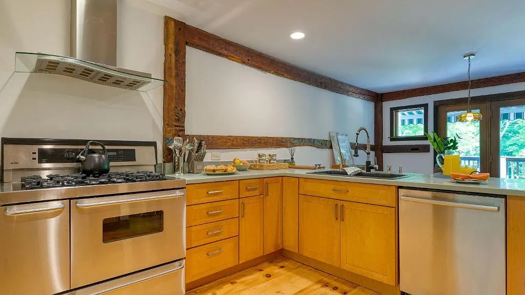 3 bed, 3664 sqft, $6,000 — Photo 2
