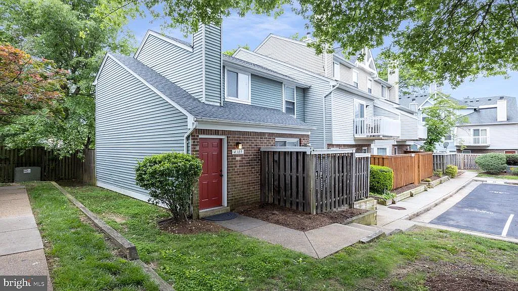 3 bed, 2.0 bath, 1166 sqft, $2,400 — Photo 1