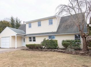12 Rising Ln, Hicksville, NY 11801
