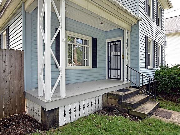 4th image of 917 N Ave NE