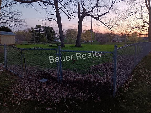 4th image of 844 Lake Dr