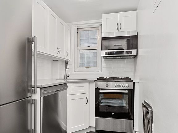 3rd image of 321 E 48th St APT 11D