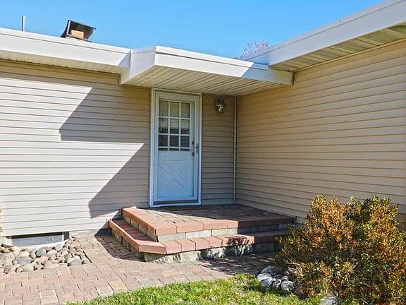 2nd image of 1806 S Mariposa Ln