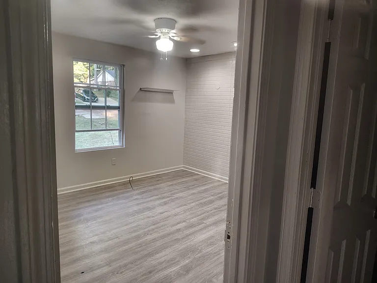 425 Charleston Ln — Photo 6